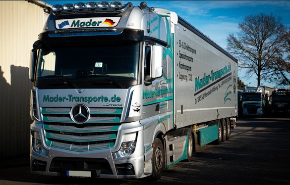 Sattelzug mit Hebebühne